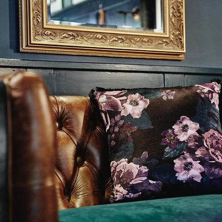ホテル Kings Arms - Egham-Windsor エクステリア 写真