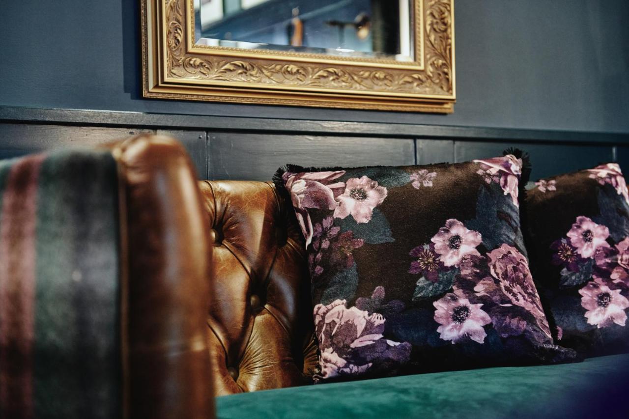 ホテル Kings Arms - Egham-Windsor エクステリア 写真